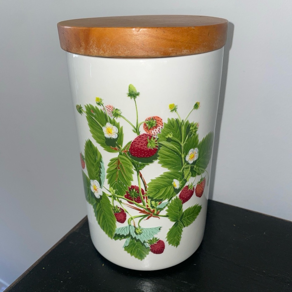 PORTMEIRION SUMMER STRAWBERRIES FLOUR CANISTER 8 1/4" STRAWBERRIES & VINES